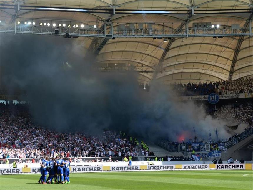 2. Liga: Asano schießt VfB Stuttgart an die Spitze Das Spiel im Stuttgart stand kurz vor dem Abbruch. Foto: Deniz Calagan