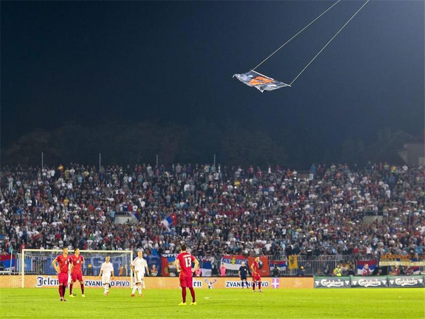 Serbien und Albanien ziehen nach UEFA-Urteil vor CAS Das Spiel Serbien gegen Albanien sorgte für einen Skandal. Foto: Srdjan Suki