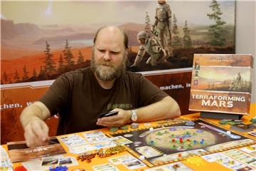 Das Spiel „Terraforming Mars“ ist Preisträger des Deutschen Spiele Preis 2017. Foto: Roland Weihrauch/dpa