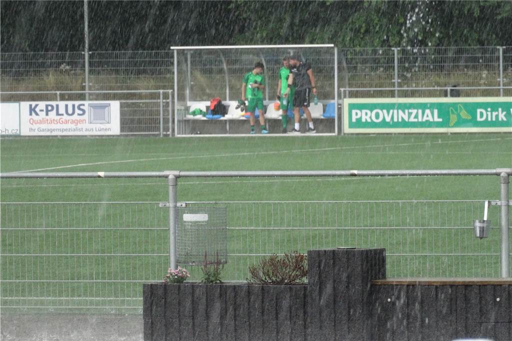 Test zwischen BV Lünen und PSV Bork nach wenigen Minuten abgebrochen Das Spiel wurde wegen eines Unwetters abgebrochen.