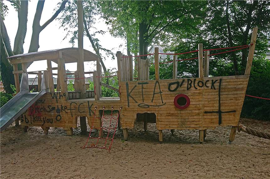 Das Spielschiff an der Gleiwitzstraße wurde von Vandalen beschmiert.