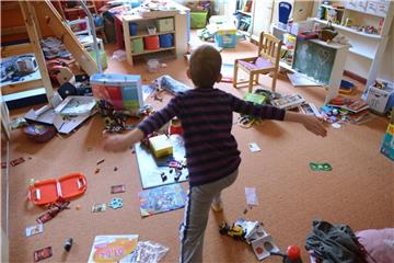 Das Spielzeug türmt sich: Gibt es zu viele Angebote, sind Kinder davon schnell überfordert. Foto: Jens Kalaene/dpa-Zentralbild