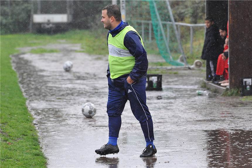 Castrop-Rauxeler Fußball-Programm zu Karneval schrumpft plötzlich Das Sportamt hat eine Entscheidung dazu gefällt, ob Marc Olschewski, Spielertrainer des VfB Habinghorst, und sein Kreisliga-A-Team sich durch Pfützen kämpfen müssen.