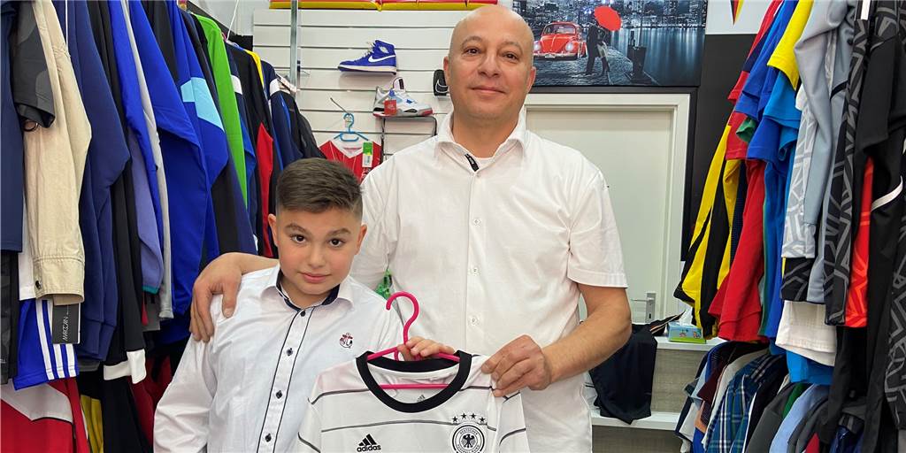 Das Sportschuh- und Kleidungsgeschäft Venecia eröffnet an der Münsterstraße in Castrop-Rauxel. Am ersten Tag haben Naji Hadad und sein Sohn Mohammad Hadad alle Hände voll zu tun.
