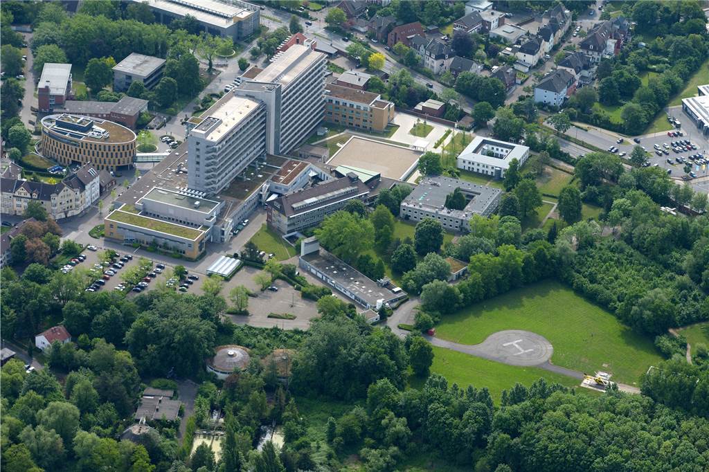 Weil Personal in Krankenhäusern fehlt, machen Patienten ihren letzten Atemzug oft allein Das St.-Marien-Hospital aus der Vogelperspektive