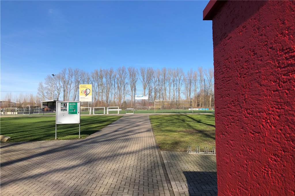 Das Stadion der Dortmunder Löwen - Brackel 61 liegt idyllisch neben der Jugendfreizeitstätte Brauks am Brauksweg