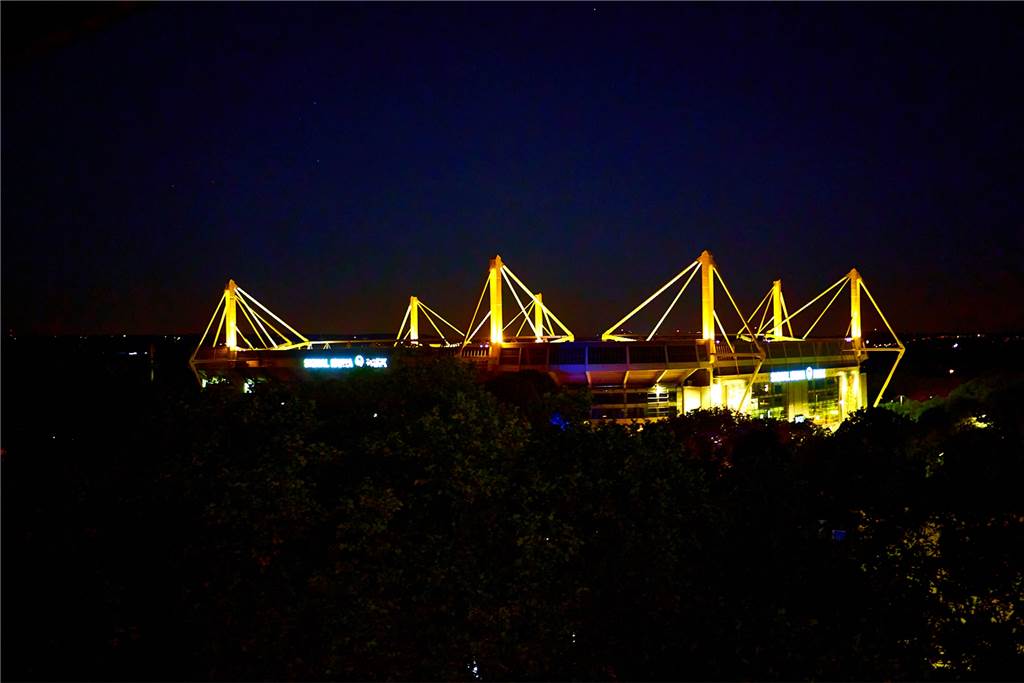 Das Stadion leuchtet im Dunklen.