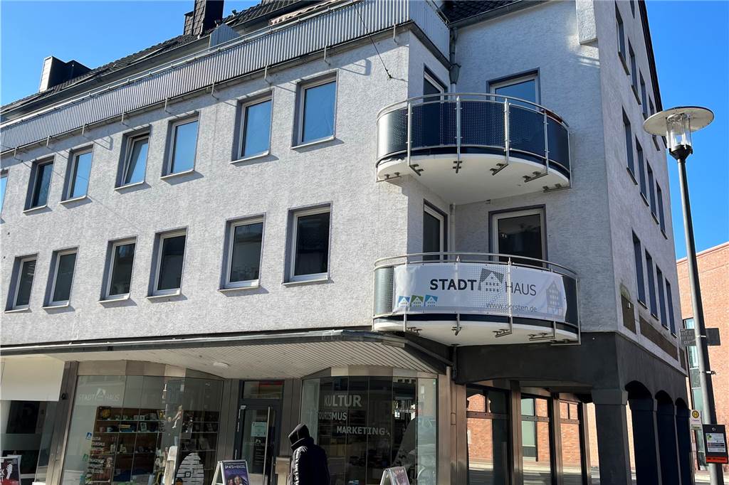 Caritas-Gebäude am Westgraben bekommt eine Photovoltaik-Anlage Das Stadthaus am Ende der Lippestraße wird ebenfalls eingerüstet. Es soll einen neuen Anstrich bekommen.
