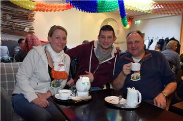 Das Stadtprinzenpaar Theresa I. und Robin I. beim "Katerfrühstück" bei Telgmann mit dem Vorstandsvorsitzenden des IWK Michael Holtmann.