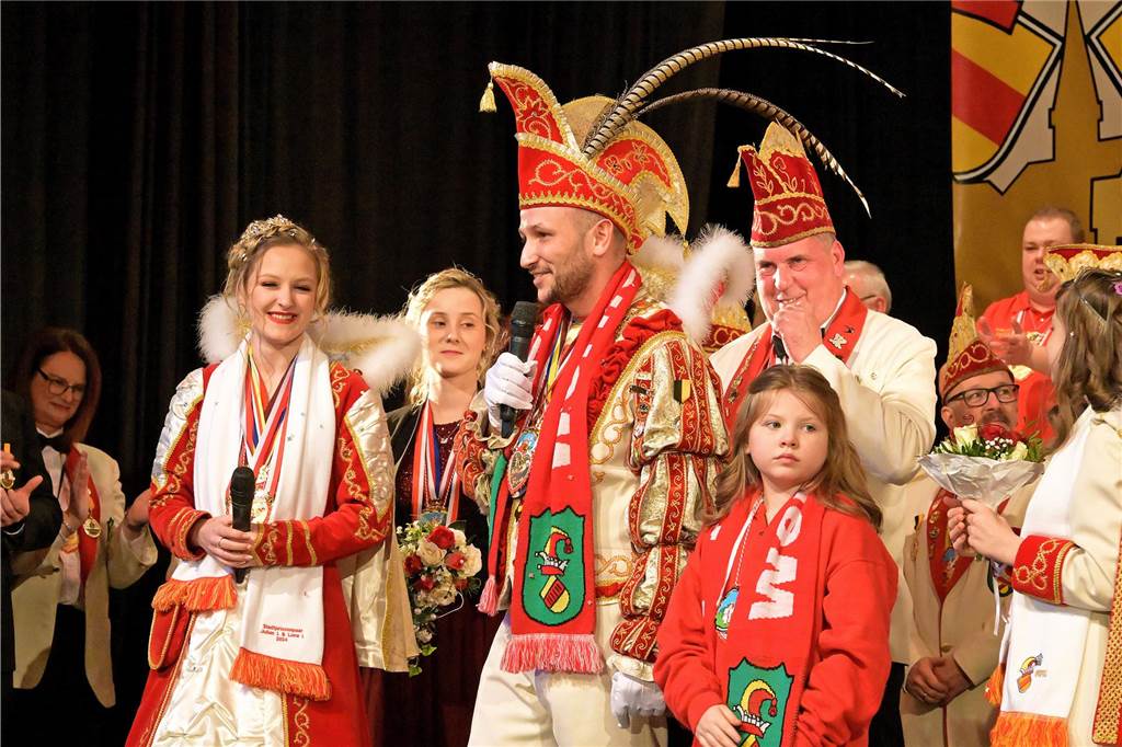 IWK bricht erstmals mit närrischer Tradition im Kolpingsaal Das Stadtprinzenpaar Werne, Lena I. und Julian I., begrüßt seine närrischen Untertanen.