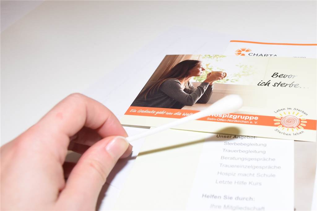 Was man bei einem Letzte-Hilfe-Kurs über Leben und Sterben lernt Das Stäbchen ist mit einer Zitronenlösung getränkt. Es hilft, das Durstgefühl zu lindern