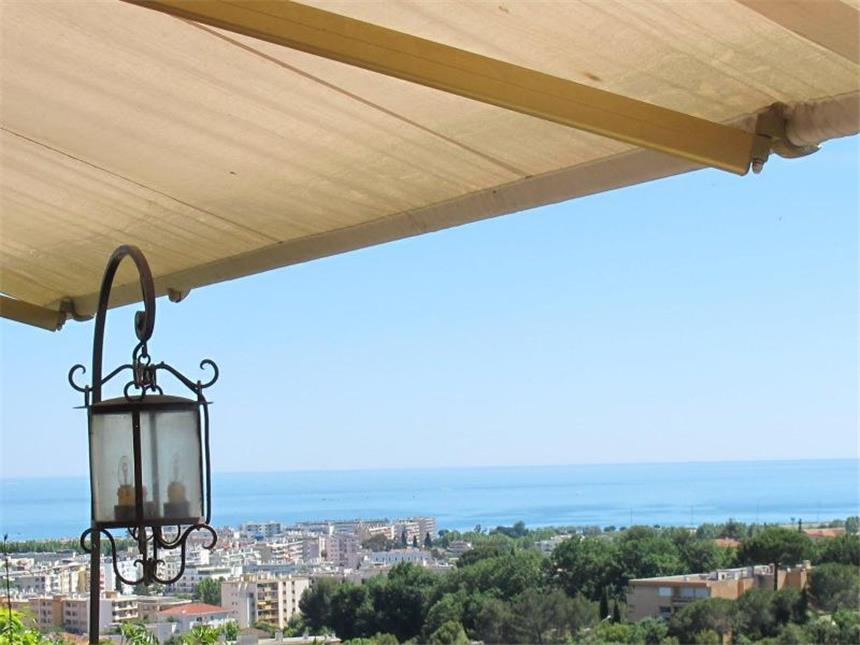 Cagnes-sur-Mer: Das Mekka für Künstler in Frankreich Das Städtchen Cagnes-sur-Mer liegt an der malerischen Côte d'Azur. Der Ort diente vielen Künstlern und Literaten als Ruhepol. Foto: Sabine Glaubitz