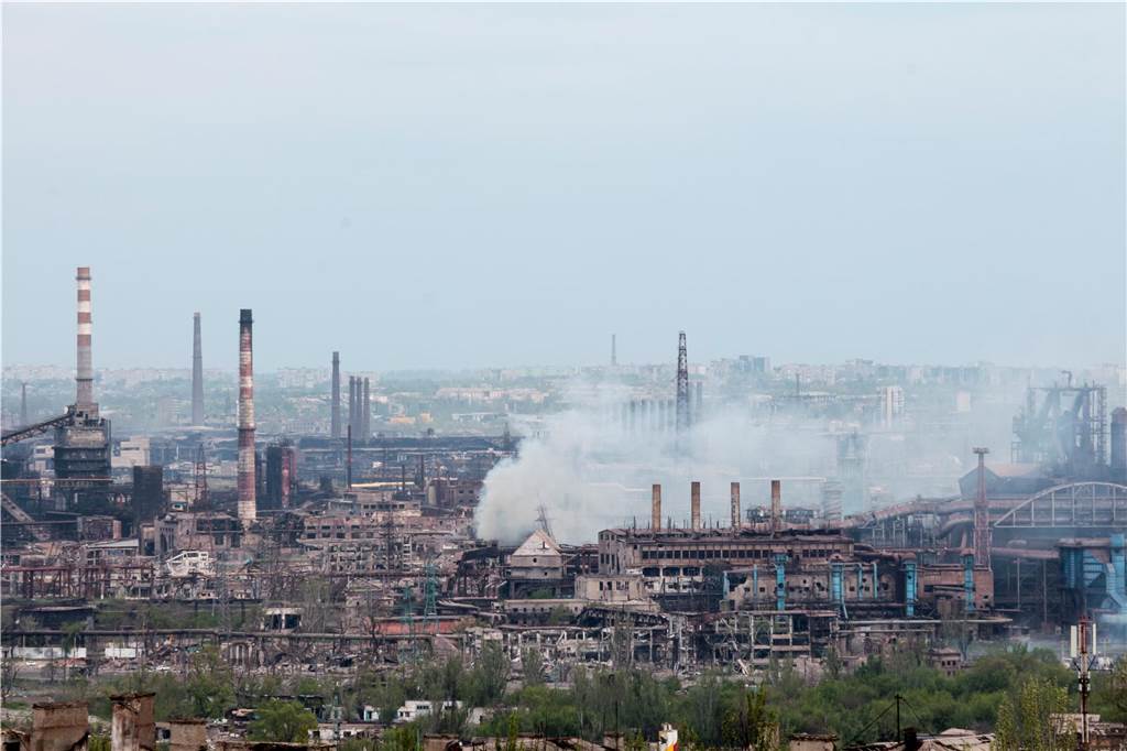 Ein Jahr Krieg in der Ukraine: Diese Orte und Geschehnisse sind besonders in Erinnerung geblieben Rauch steigt aus dem Stahlwerk Azovstal auf.