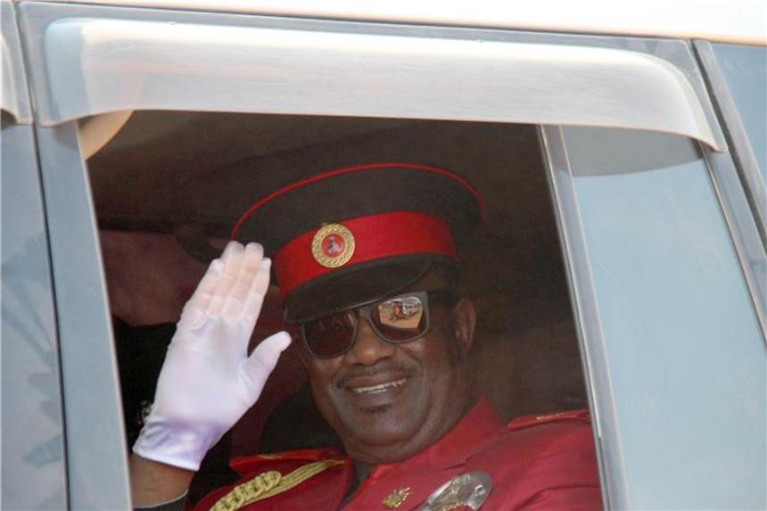 Das Stammesoberhaupt der Herero, Paramount Chief Vekuii Rukoro, winkt aus dem Auto am Rand der Omaheke-Wüste. Der Chef einer afrikanischen Volksgruppe darf eigener Aussage zufolge nicht an einer in Berlin geplanten Zeremonie im Zusammenhang mit dem Völkermord im heutigen Namibia teilnehmen. Foto: Jürgen Bätz