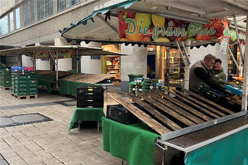 Glatteis sorgt für Probleme auf dem Dortmunder Wochenmarkt Gemüsestand auf dem Hansaplatz in Dortmund bei Glatteis.