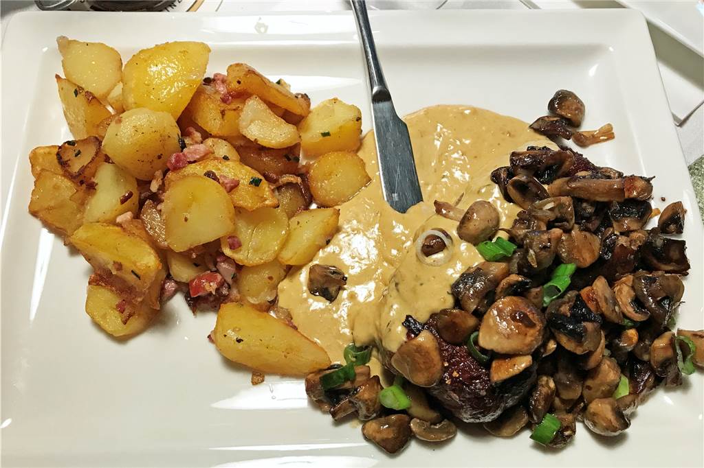 Perfekt für Familien: Gut-bürgerliche Küche und magenfüllende Portionen im Landgut Ritter Das Steak "a la Ritter" kommt mit gebratenen Champignons, Sauce Bernaise und Bratkartoffeln.