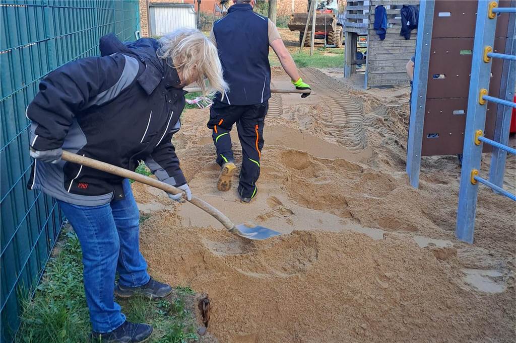 Claudia Großer mit Schaufel beim Aufbau eines Spielplatzes im Ahrtal