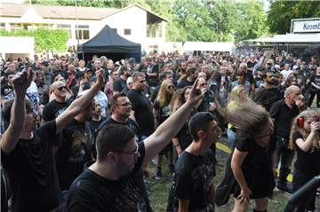 Das Steel meets Steel lockte bislang Metalfans aus ganz Deutschland an die Waldbühne. Auf der Waldbühne standen auch internationale Gäste. Ende offen - so scheint es derzeit - die Bühne an der Wartburgstraße könnte noch eine Weile erhalten bleiben.