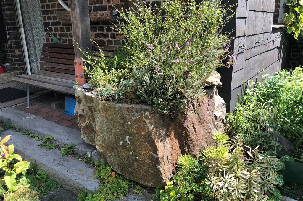 Zwischen Chaos und Ordnung: Im Garten eines Castrop-Rauxeler Künstlers Das Stein-Beet hat sein eigenes Bewässerungssystem.