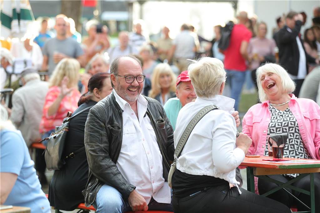 Veranstaltungen am Wochenende rund um Lünen, Werne und Selm Menschen lachen beim Stephanusfest in Selm.