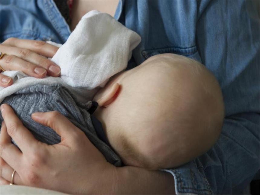Weltstillwoche: Mütter zwischen Wunsch und Wirklichkeit Das Stillen ist gesund für Mutter und Kind. Doch bei Frauen herrscht dabei oft eine große Verunsicherung. Foto: Paul Zinken/dpa
