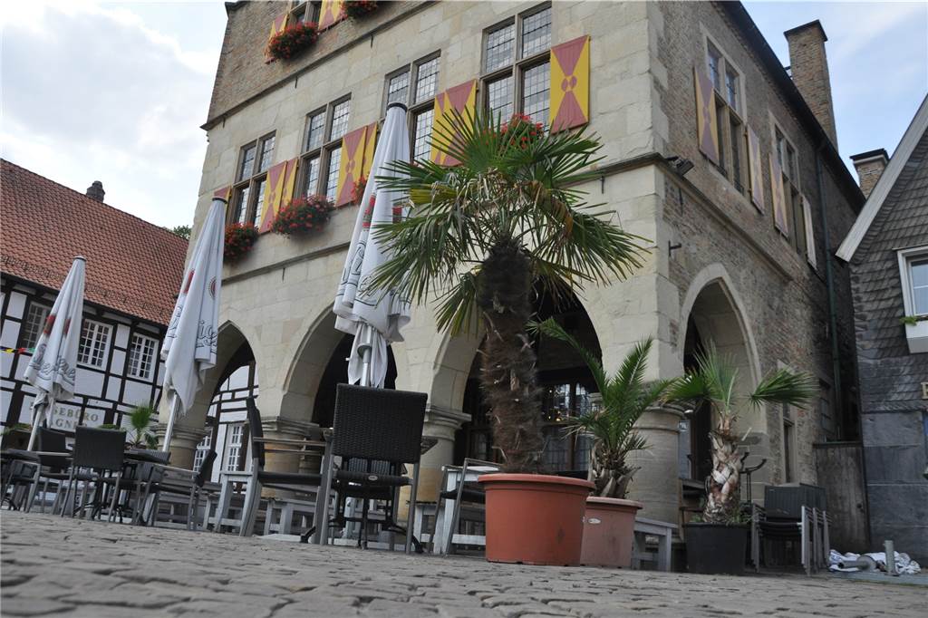 Stilvoll im Rathaus: Quälendes Warten auf versalzene Nudeln Das Stilvoll im Rathaus liegt direkt am Markt, im historischen Rathaus und punktet mit einem schönen Außenbereich.