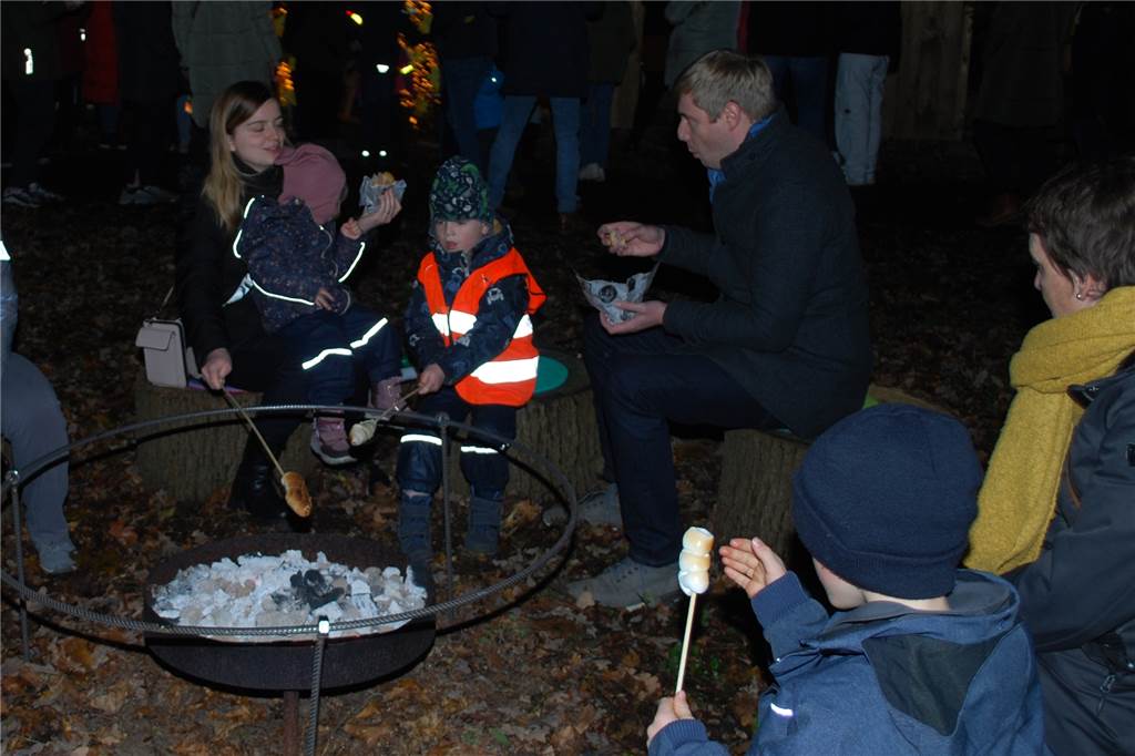 Pastors Busch bietet ideales Vorweihnachtsambiente Das Stockbrotbacken in der Gruppe und mit der Familie ist immer wieder ein besonderes Erlebnis.