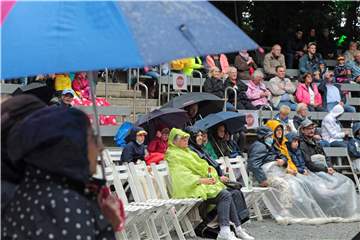 Das Straßenkunst-Festival auf der Freilichtbühne litt das gesamte Wochenende unter dem unbeständigen Wetter. Das Publikum hatte sich aber gut gewappnet.