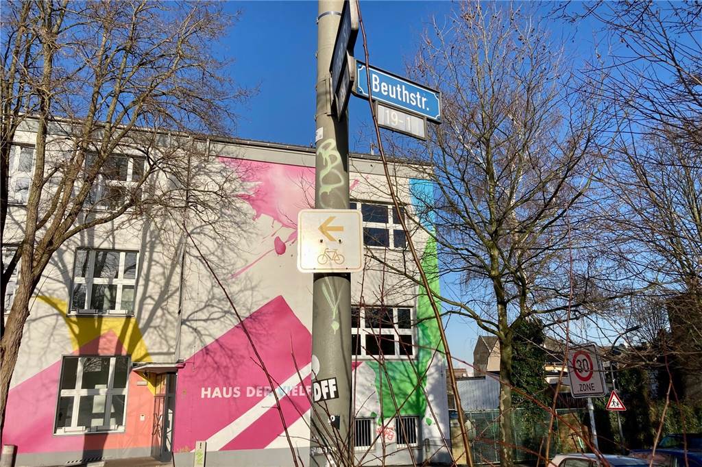 Straße im Union-Viertel bekommt neuen, ungewöhnlichen Namen Das Straßenschild Beuthstraße - hier vor dem "Haus der Vielfalt" - wird bald verschwinden.