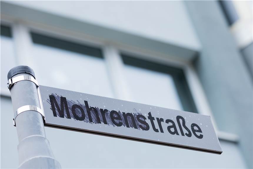Mohrenstraßen-Debatte in NRW: Umbenennen oder nicht? Das Straßenschild «Mohrenstraße» wurde mit Filzstiften bearbeitet. Der Begriff «Mohr» taucht in Deutschland überall auf - und führt zu hitzigen Diskussionen.