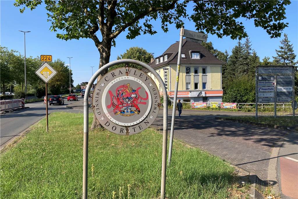 Wie ein Treffer in einer Dating-App: 50 Jahre Freundschaft mit Crawley Crawley-Schild an der B224