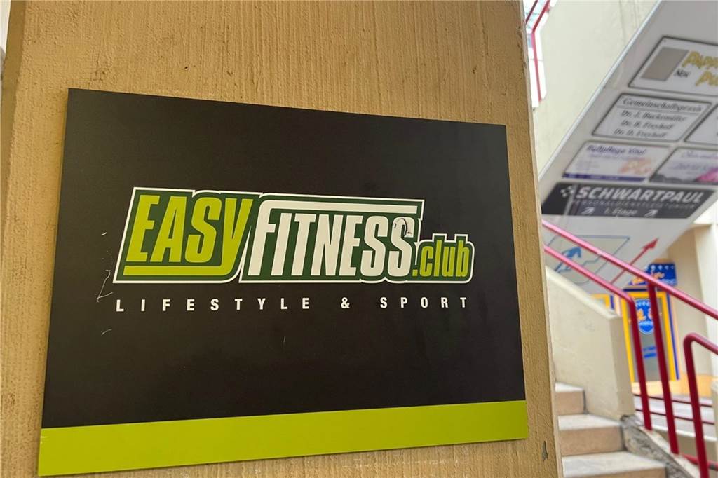 Fit ins neue Jahr: Das kostet die Mitgliedschaft in Fitness-Studios Ein Schild im City-Center in Schwerte weist darauf hin, dass sich hier das Fitnessstudio „Easy Fitness“ befindet.