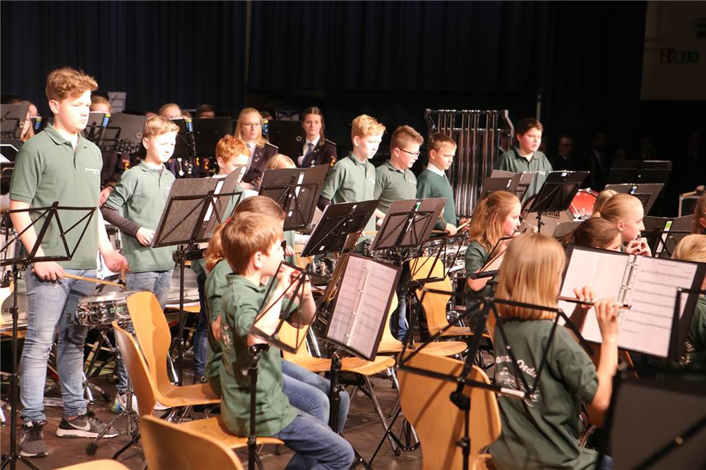 Spielmannszug Oeding brachte bei Gemeinschaftskonzert 150 Musiker auf die Bühne Das Stück „The Merry Clockmaker“ des Schülerspielmannzuges sorgte für tosenden Applaus.