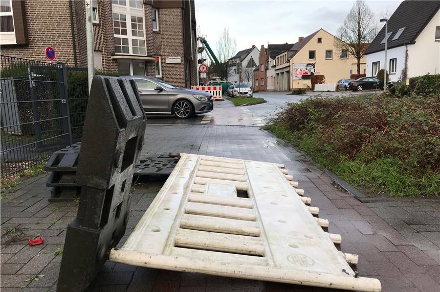 Der Orkan in Haltern am See - So ist die Lage am Montag nach der Sturmnacht Das Sturmtief Sabine hat in der Nacht zu Montag Äste, Bäume und auch Bauzäune zu Fall in Haltern gebracht.