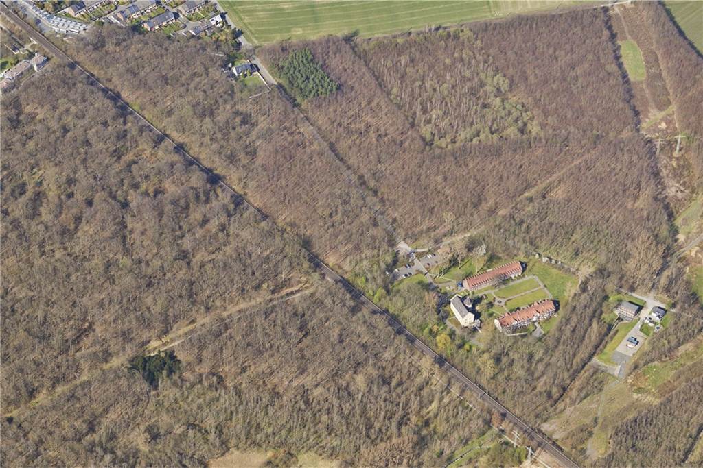 Hilferuf löst neunstündigen Polizeieinsatz in Dortmunder Wald aus Das Suchgebiet liegt südwestlich der Bahnstrecke, die diagonal durch das Bild führt. Unmittelbar an den Bahndamm grenzt das Schloss mit seiner Seniorenresidenz.