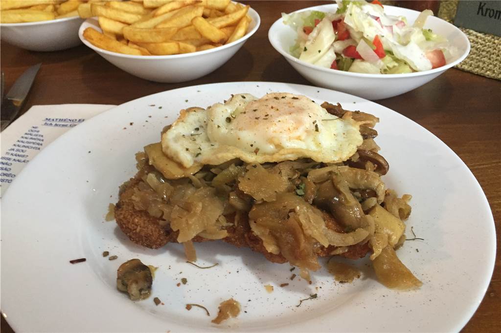 Kleine Karte, urige Kneipen-Atmosphäre und nette Bedienung: Die Gaststätte Brosterhues Das Südkirchener Krüstchen: ein Schweineschnitzel mit Zwiebeln, Pilzen und Spiegelei. Dazu gab es Pommes und Salat.