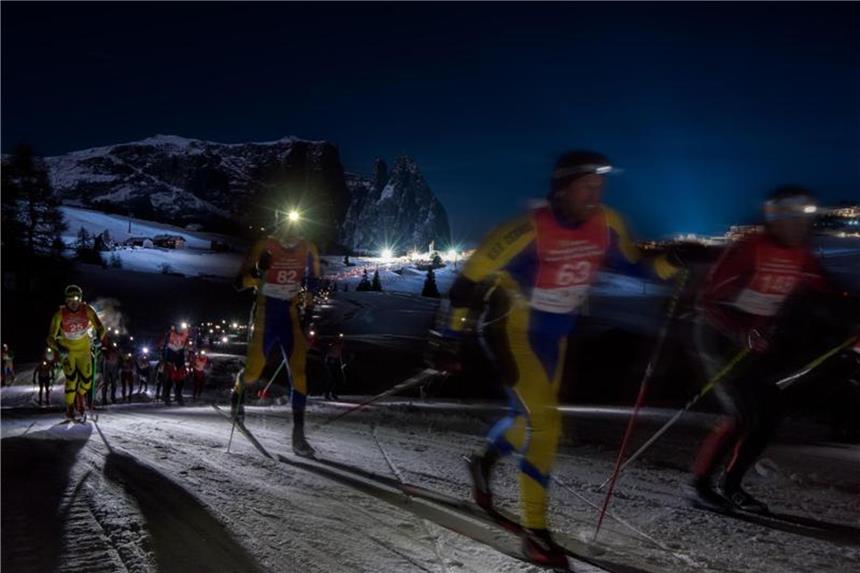 Von Langlauf bis Kunst - das bieten europäische Reiseziele Das „Südtirol Moonlight Classic“ auf der Seiser Alm ist ein nächtliches Langlaufrennen für Hobbysportler und Profis - es findet am 31. Januar statt. Foto: Indio/Seiser Alm Marketing/dpa-tmn