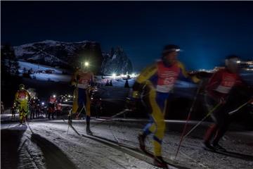 Das „Südtirol Moonlight Classic“ auf der Seiser Alm ist ein nächtliches Langlaufrennen für Hobbysportler und Profis - es findet am 31. Januar statt. Foto: Indio/Seiser Alm Marketing/dpa-tmn