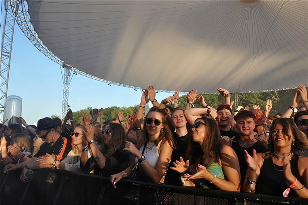 Kulturprogramm 2025: Festivals und Top-Kabarettisten warten Zuschauer beim Sunset Beach Festival in Haltern