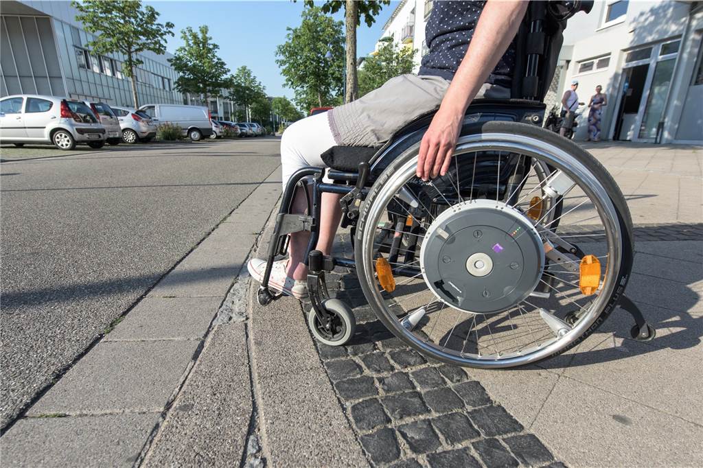 Das symbolische Foto zeigt: Bordsteinkanten sind für Rollstuhlfahrer ein Problem. Eine Hombrucherin wünscht sich mehr abgeflachte, behindertengerechte Übergänge.