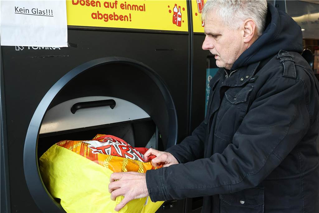 Neuer Wunderautomat zur Flaschenrückgabe kommt: Wir haben ihn getestet Das System ist denkbar einfach: Man schüttet die Pfandflaschen einfach in eine große Klappe
