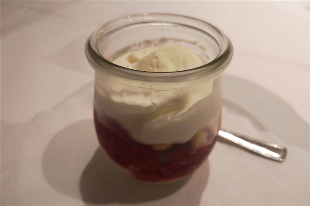 Wetterkamp hat sich von der Dorfkneipe zum Restaurant gemausert Das Tagesdessert: Mascarponecreme mit Himbeergrütze.
