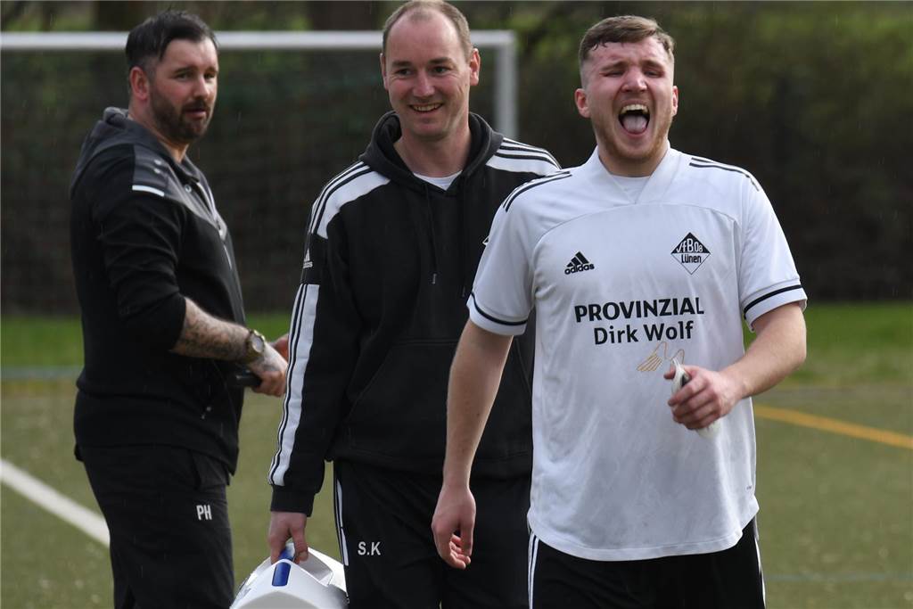 VfB Lünen spielt die schwächste Saison seit zehn Jahren: Sonntag kam der nächste Ausfall dazu Das tat weh: Nico Kusserow (r.) nach seiner Auswechslung. Coach Pascal Harder (l.) hofft aber auf eine schnelle Genesung.