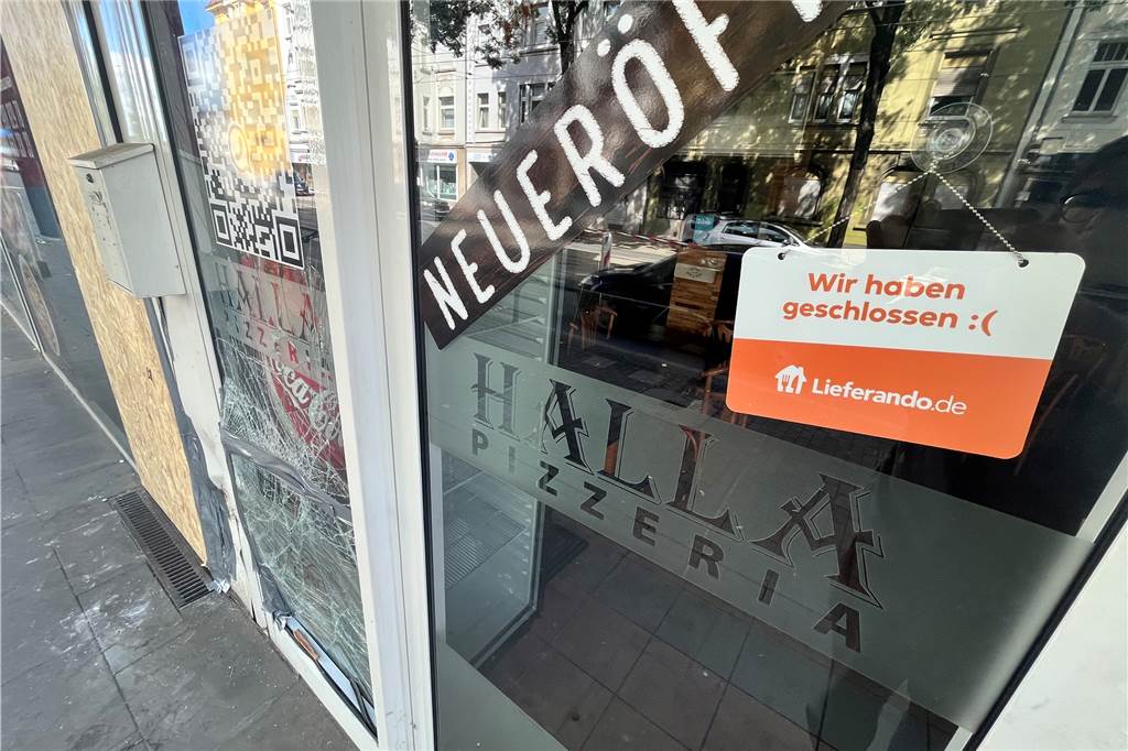 Tumult nach Unfall vor Problem-Haus - „Hier passiert immer wieder etwas“ Das Taxi prallte ein einer Stadtbahn ab und fuhr in die Glasfassade einer Pizzeria. Vor dem Geschäft hielt sich zu dem Zeitpunkt mindestens eine Person auf.