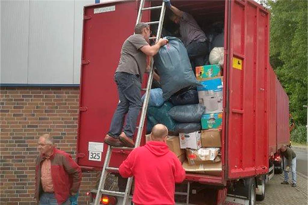Das Team beim Verladen der Spenden.