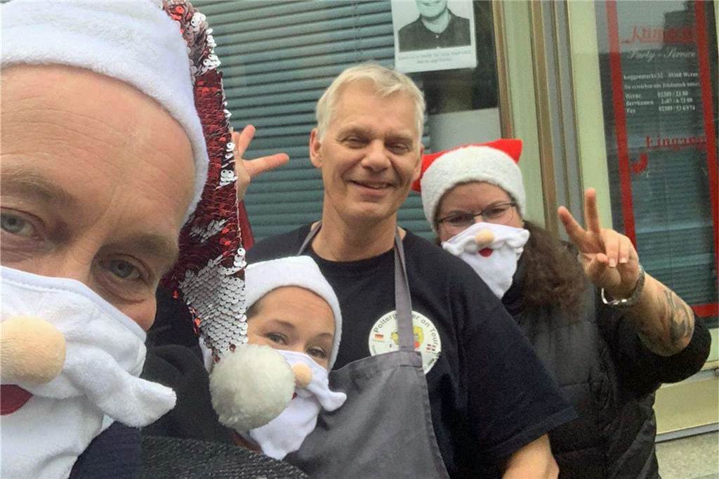 Alternative zur Heiligabend-Aktion löst viele Freuden-Tränen aus Das Team der Aktion "Alle gemeinsam, keiner einsam" mit Karl-Heinz Klimecki, der für das Catering zuständig war.