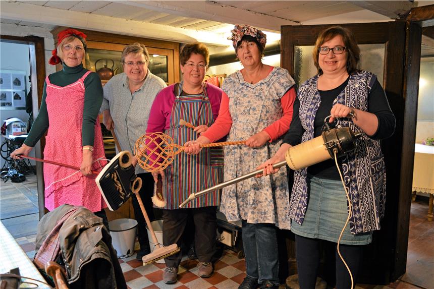 Darum sucht der Heimatverein Herbern nach Spielzeug Das Team der Ausstellungen im Heimathaus präsentiert Putzsachen von früher und heute - Edith Budde (2.v.r.) erzählte uns Details zur neuen Ausstellung rund um Spielzeug.