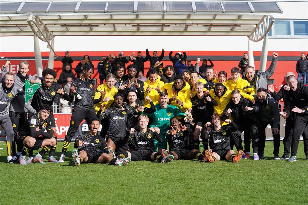 BVB-Nachwuchschef Lars Ricken: „Wenn wir schon mal da sind, wollen wir auch Meister werden“ Das Team der BVB-U19 feiert die Westdeutsche Meisterschaft.