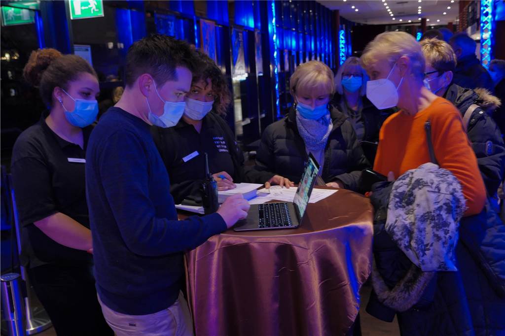 Das Team der Cineworld beim Einchecken der Besucher.