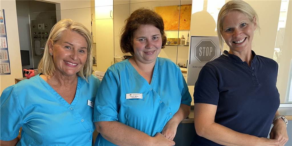 Dortmunder Augenarzt-Praxis zieht um – und kehrt „geschrumpft“ zurück Augenärztin Caroline Weiss (M.), Orthoptistin Christina Bäbler (r.) und Mitarbeiterin Nicole Hemmer vom Augenzentrum Dortmund, Standort Marten.